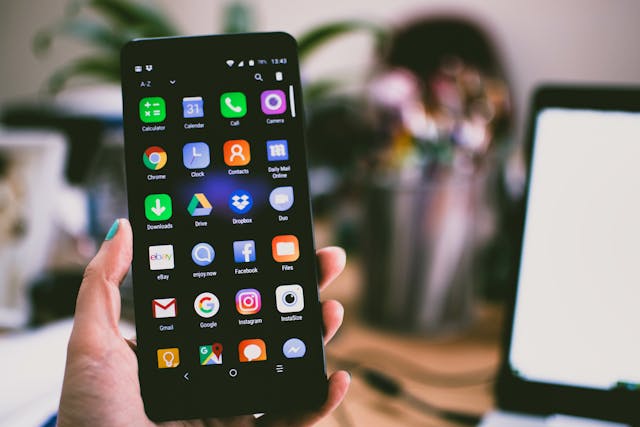 Uważaj na połączenia z kierunkowego +44 – nowa fala oszustw telefonicznych