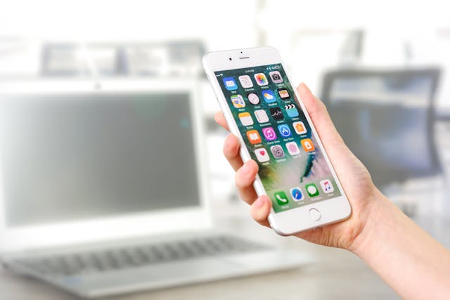 Telefon do 2000 zł – jaki smartfon warto kupić w 2025 roku?