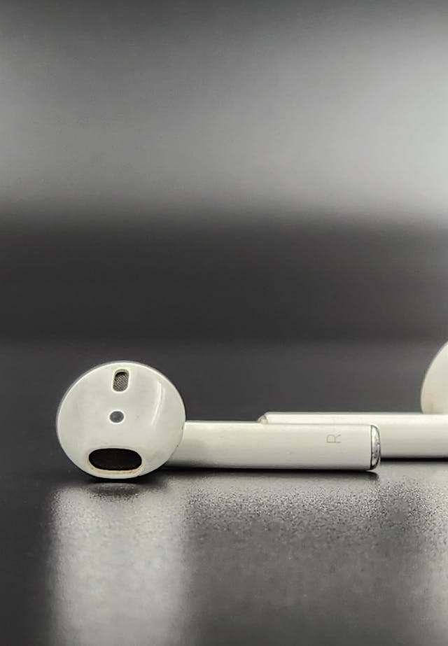Zagubiona lub zniszczona słuchawka AirPods – czy można dokupić jedną?