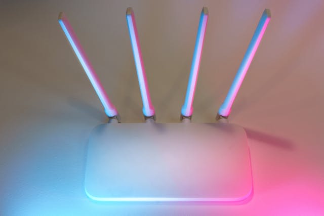 Gdy sygnał Wi-Fi cię rozpoznaje – technologia, która widzi przez ściany
