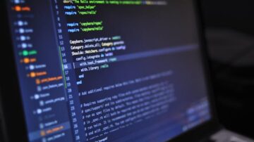 Technologia między ludźmi – pomoc czy mur niewidzialny?