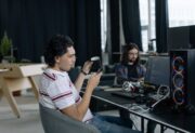 Pierwsze kroki w karierze IT – jak stać się doradcą technicznym oraz co wiąże się z tą ścieżką kariery?