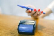 Jak płacić telefonem? Płatności zbliżeniowe i BLIK w praktyce