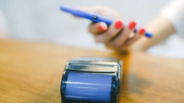 Jak płacić telefonem? Płatności zbliżeniowe i BLIK w praktyce