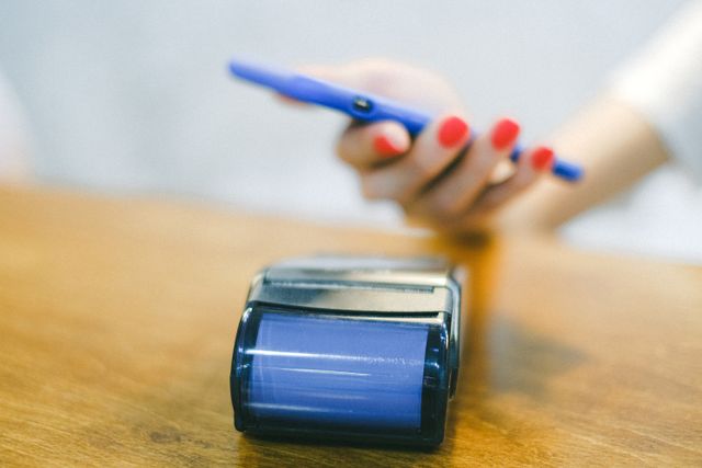 Jak płacić telefonem? Płatności zbliżeniowe i BLIK w praktyce