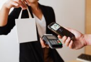 NFC w telefonie – jak je włączyć i do czego służy?