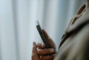 Jak zresetować telefon przyciskami i przywrócić jego sprawność?