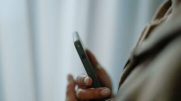 Jak zresetować telefon przyciskami i przywrócić jego sprawność?
