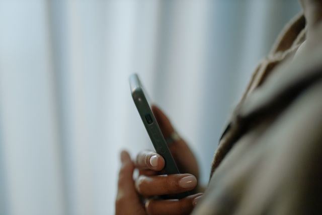 Jak zresetować telefon przyciskami i przywrócić jego sprawność?